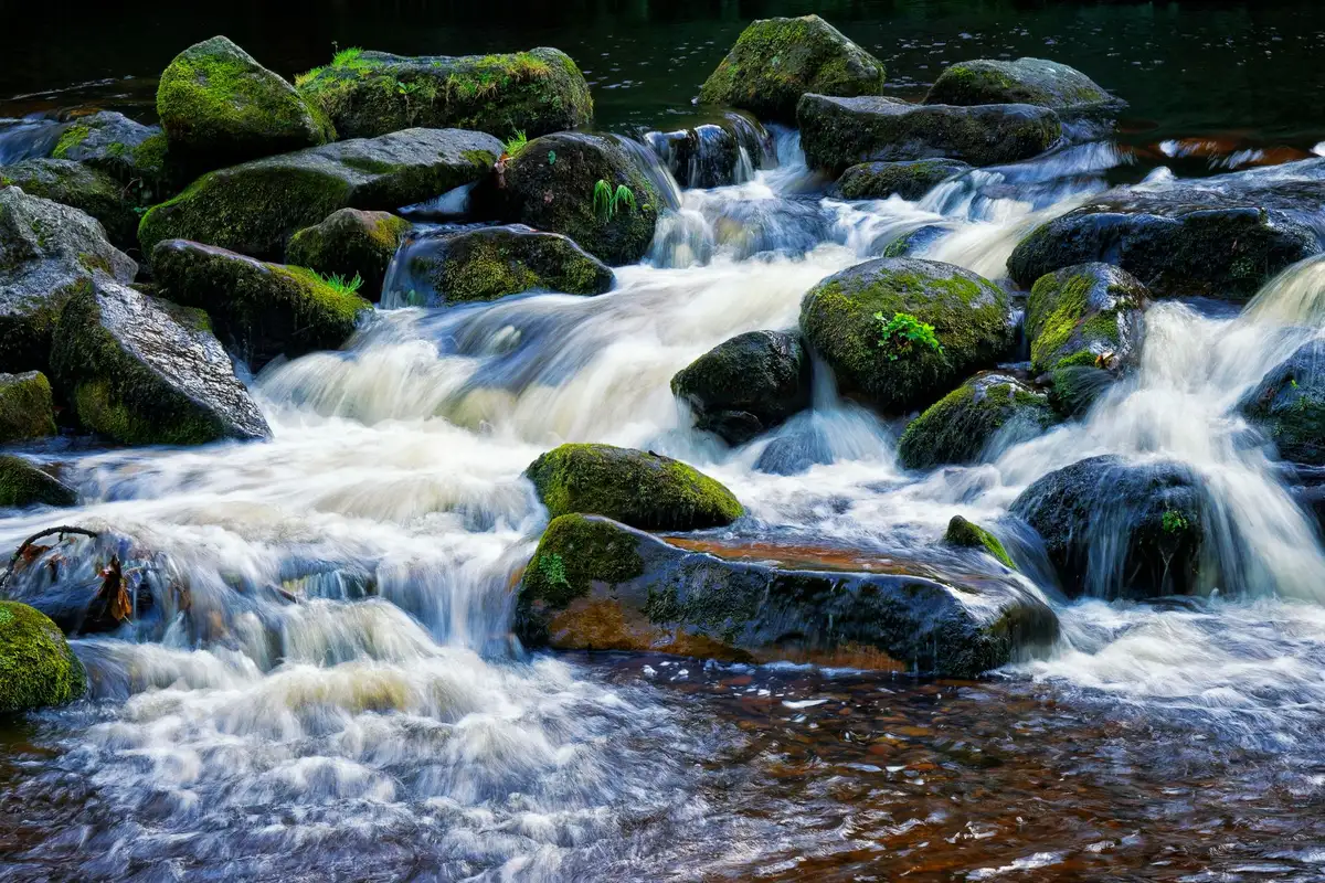 Cachoeira com pedras cobertas de musgo em Bonito