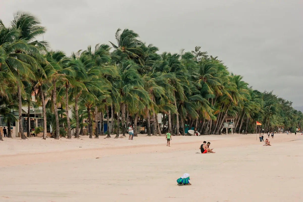 Praia com palmeiras e areia branca em Boracay Filipinas