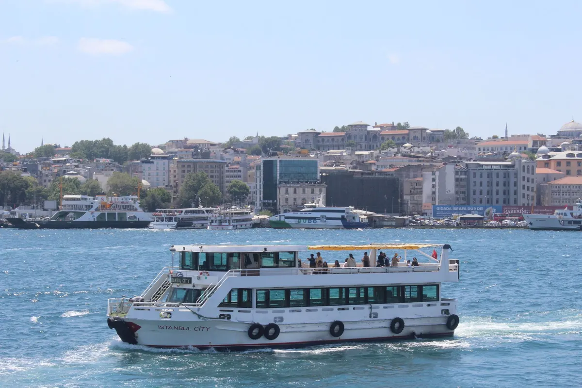 Ferry navegando pelo Bósforo em Istambul