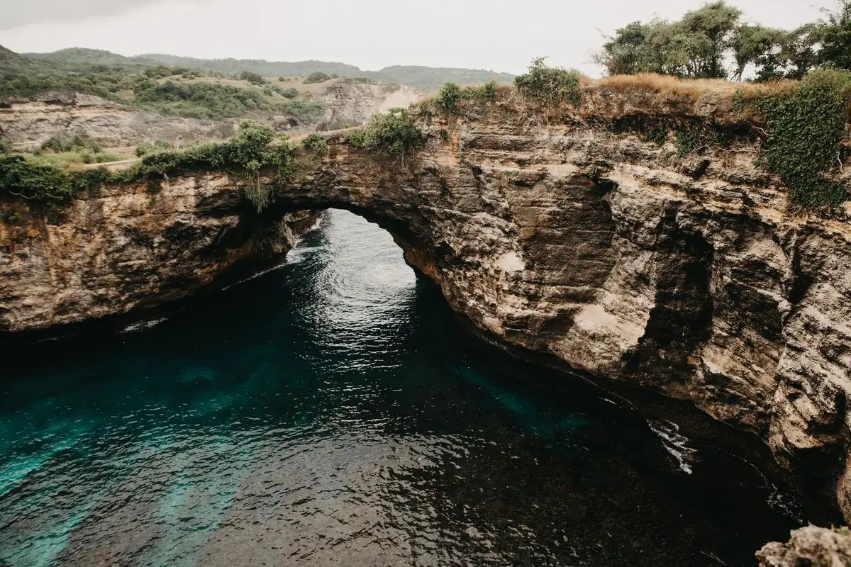 Broken Beach em Nusa Penida com arco de pedra natural