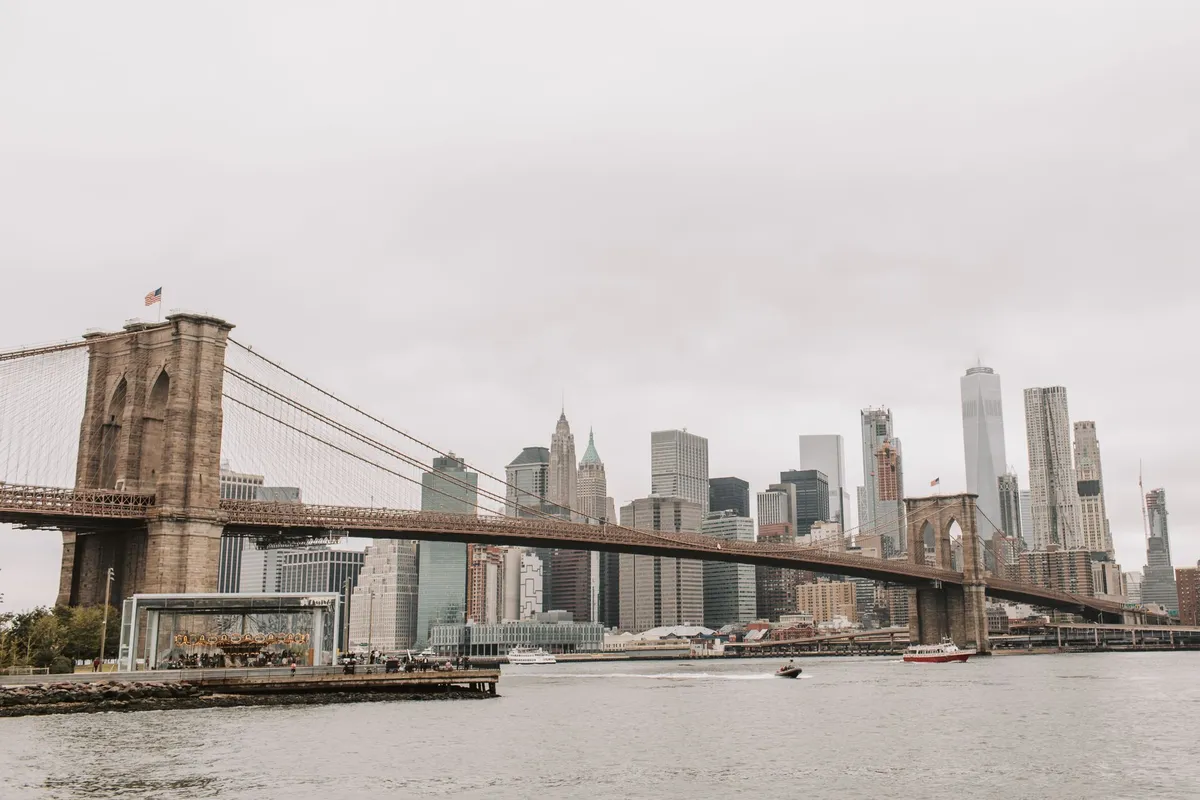 Brooklyn Bridge com vista para o horizonte de Manhattan em Nova York