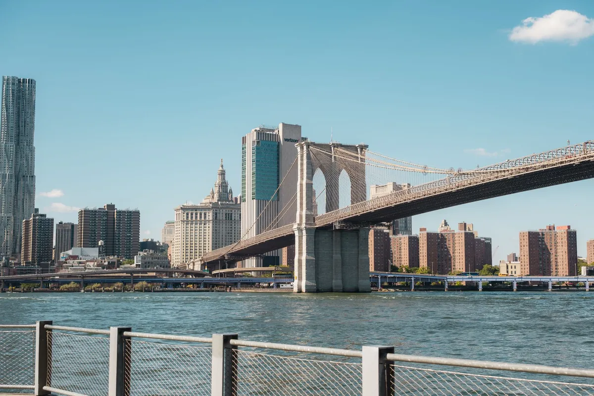Ponte do Brooklyn vista do East River