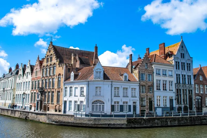 Canal de Bruges com casas antigas