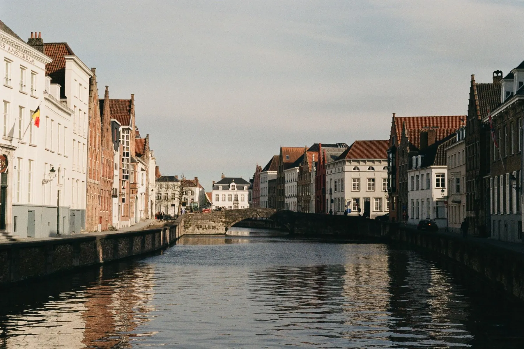 Canal e casario histórico de Bruges