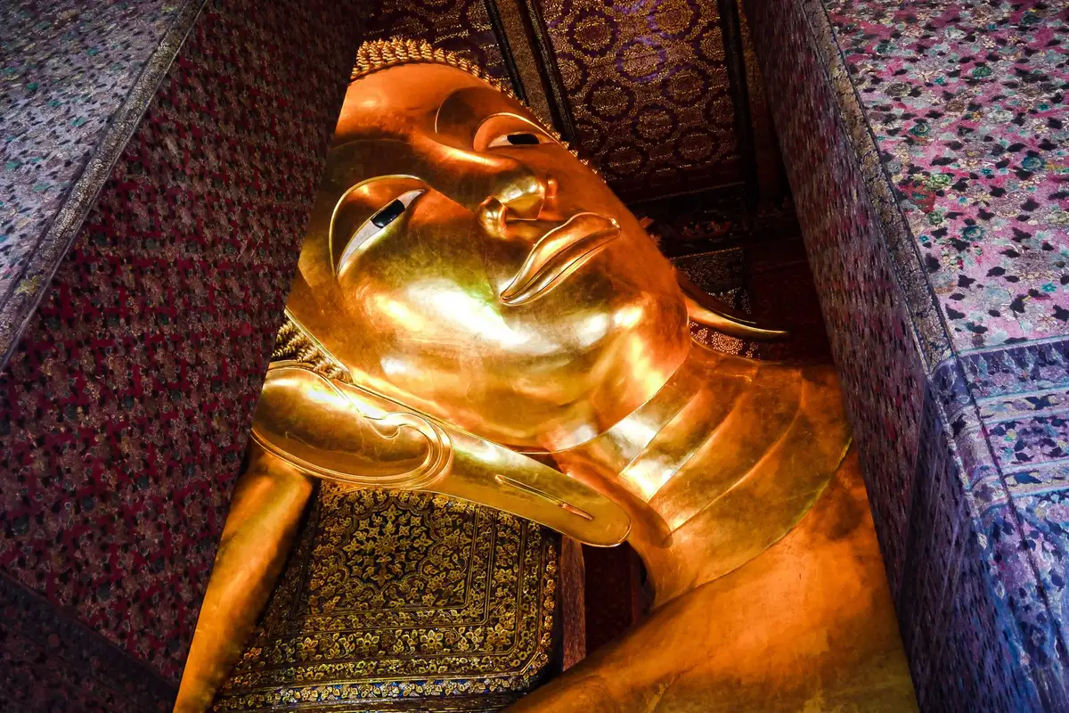 Estátua dourada do Buda Reclinado no templo Wat Pho em Bangkok