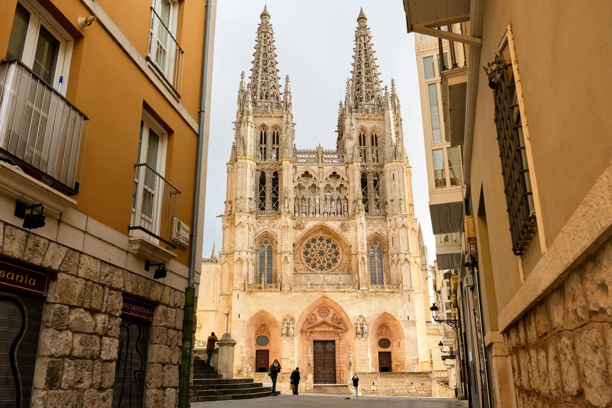 Fachada gótica da Catedral de Burgos vista de uma rua do centro histórico