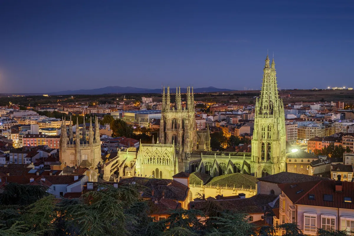 Panorama noturno de Burgos com a Catedral em primeiro plano