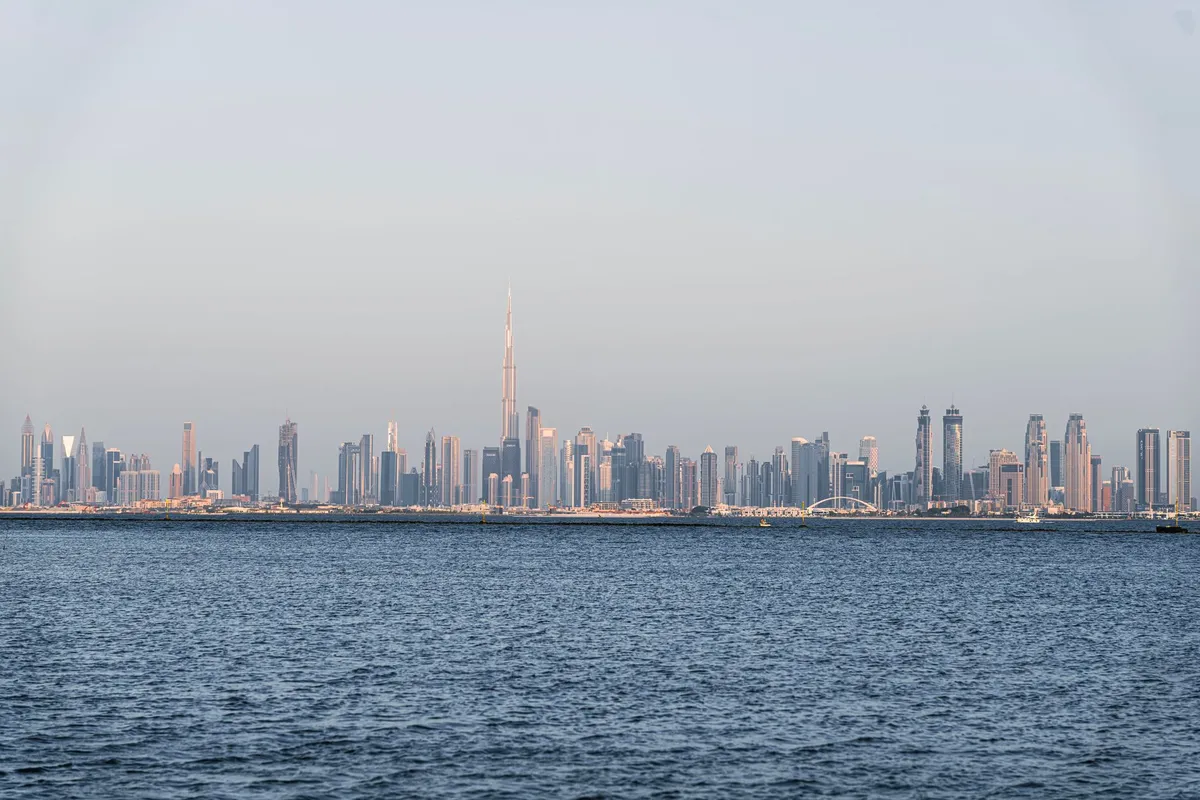 Vista do skyline de Dubai com o Burj Khalifa em destaque