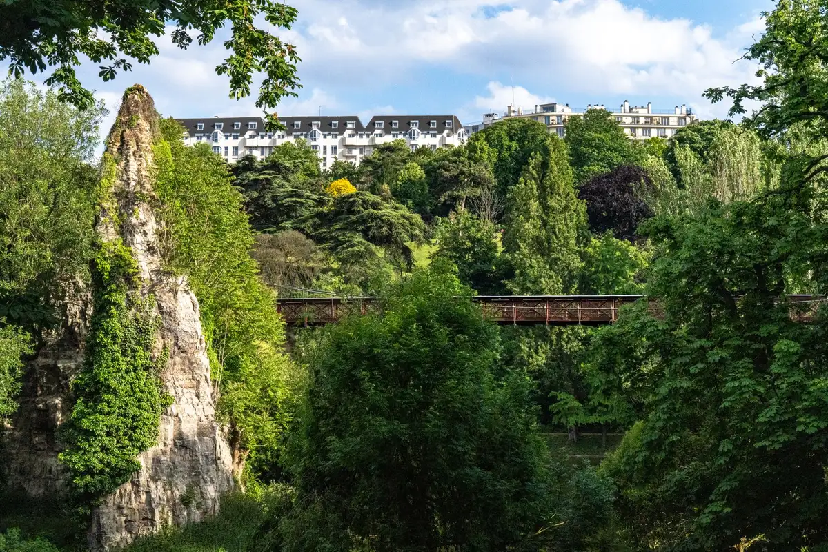 Penhascos e ponte suspensa do Parc des Buttes-Chaumont em Paris