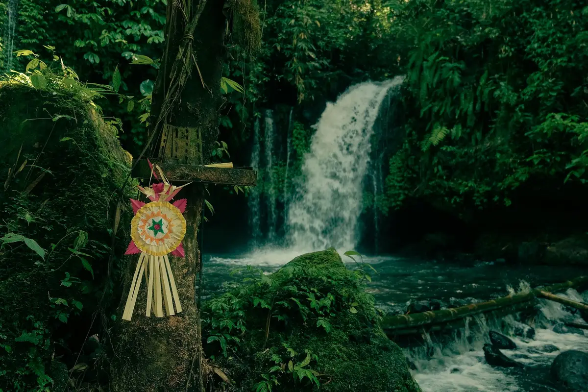 Cachoeira cercada por vegetação tropical perto de Ubud, Bali