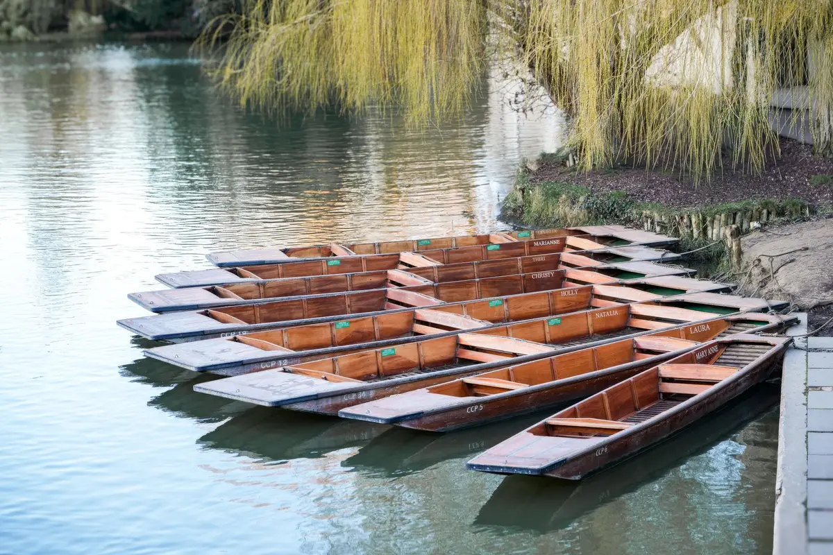 Barcos de punting no rio Cam em Cambridge