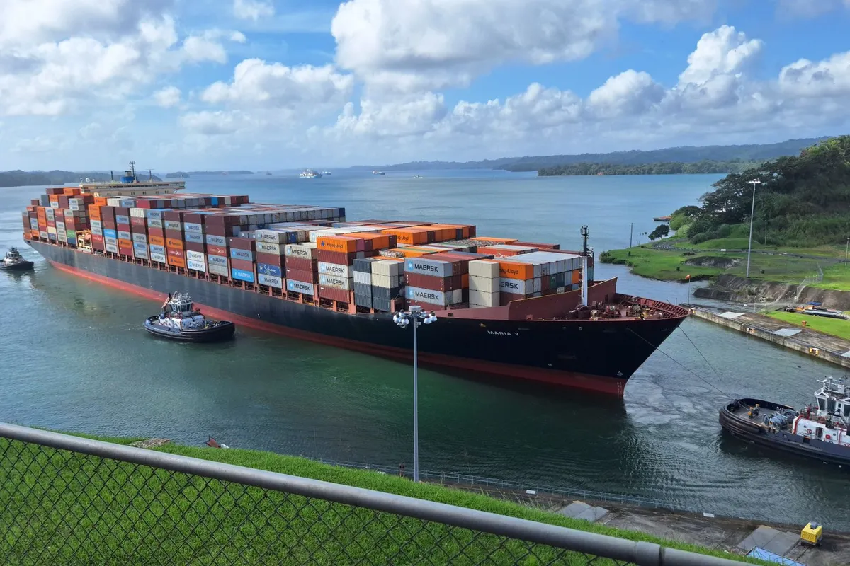 Navio cargueiro atravessando o Canal do Panamá
