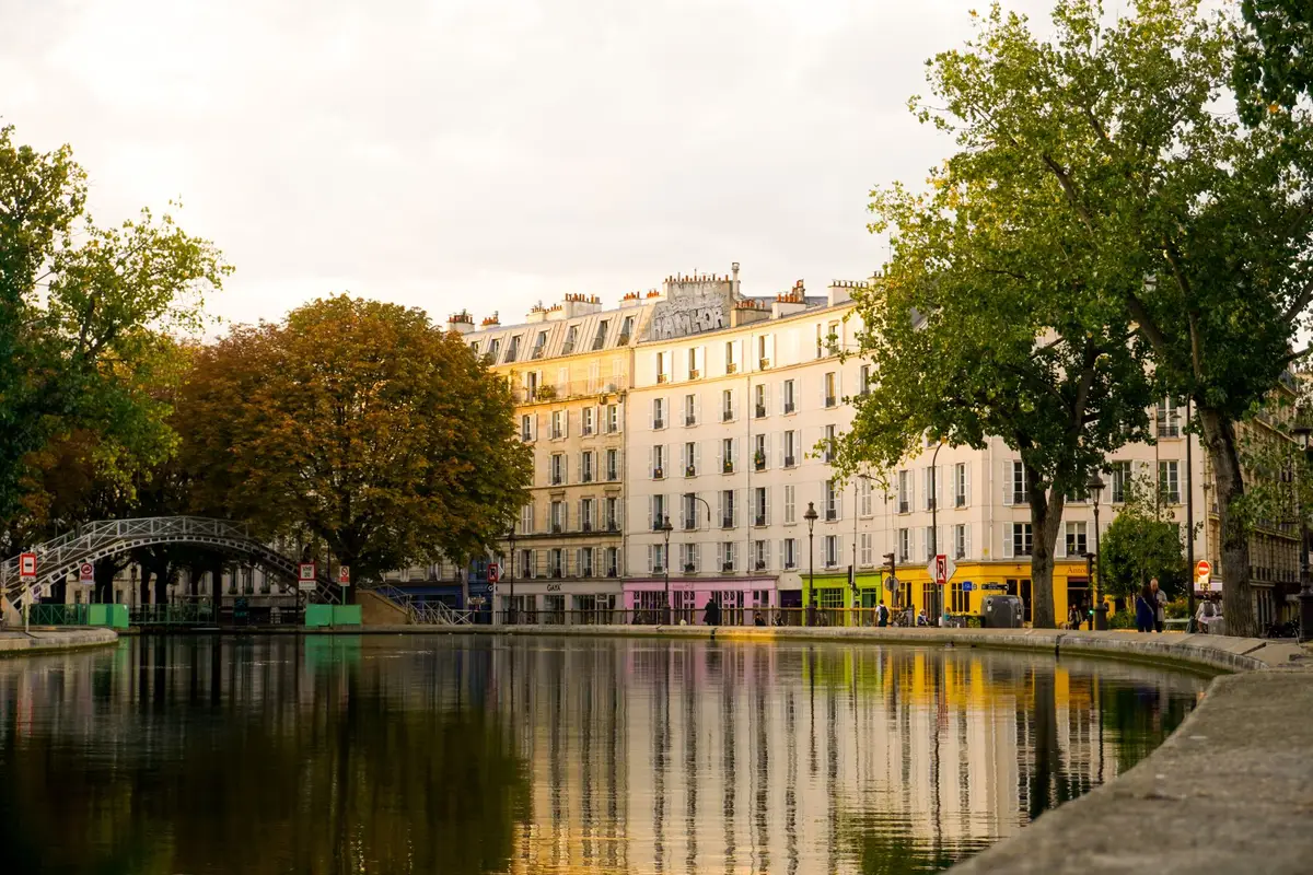 Canal Saint-Martin em Paris ao entardecer