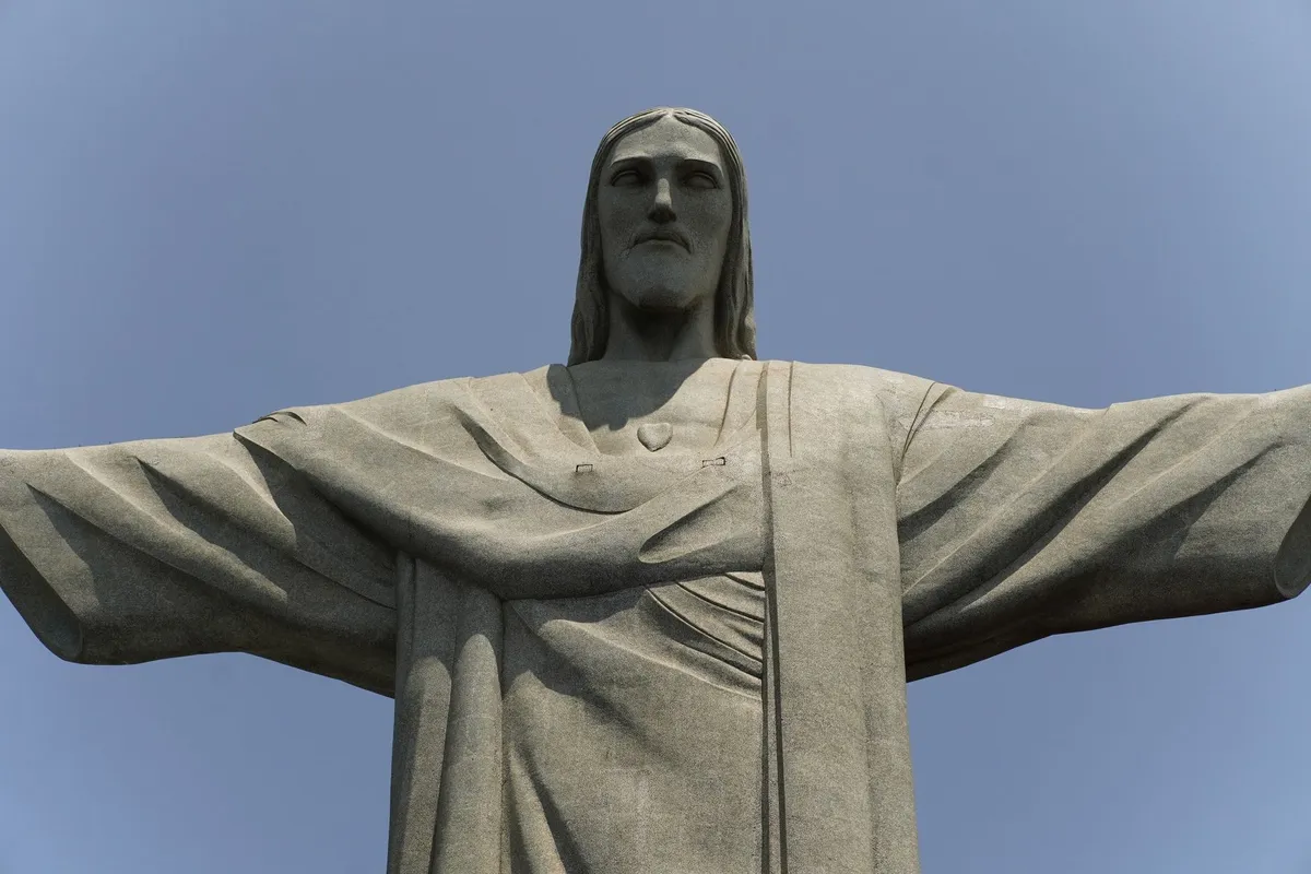 Monumento do Cristo Redentor visto de perto no topo do Corcovado