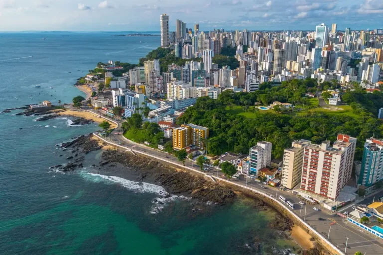 Carnaval de Salvador 2027: Circuitos, Abadás e Hospedagem