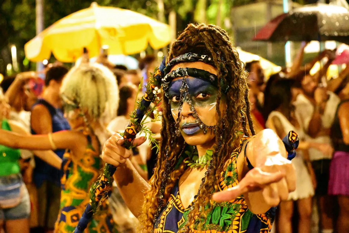 Performers pintados em celebração colorida de Carnaval