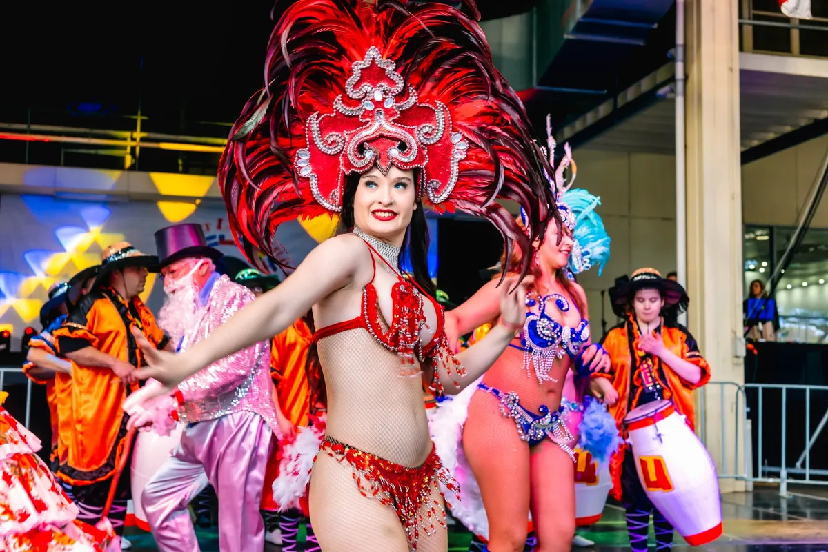 Dançarinos em celebração vibrante de Carnaval