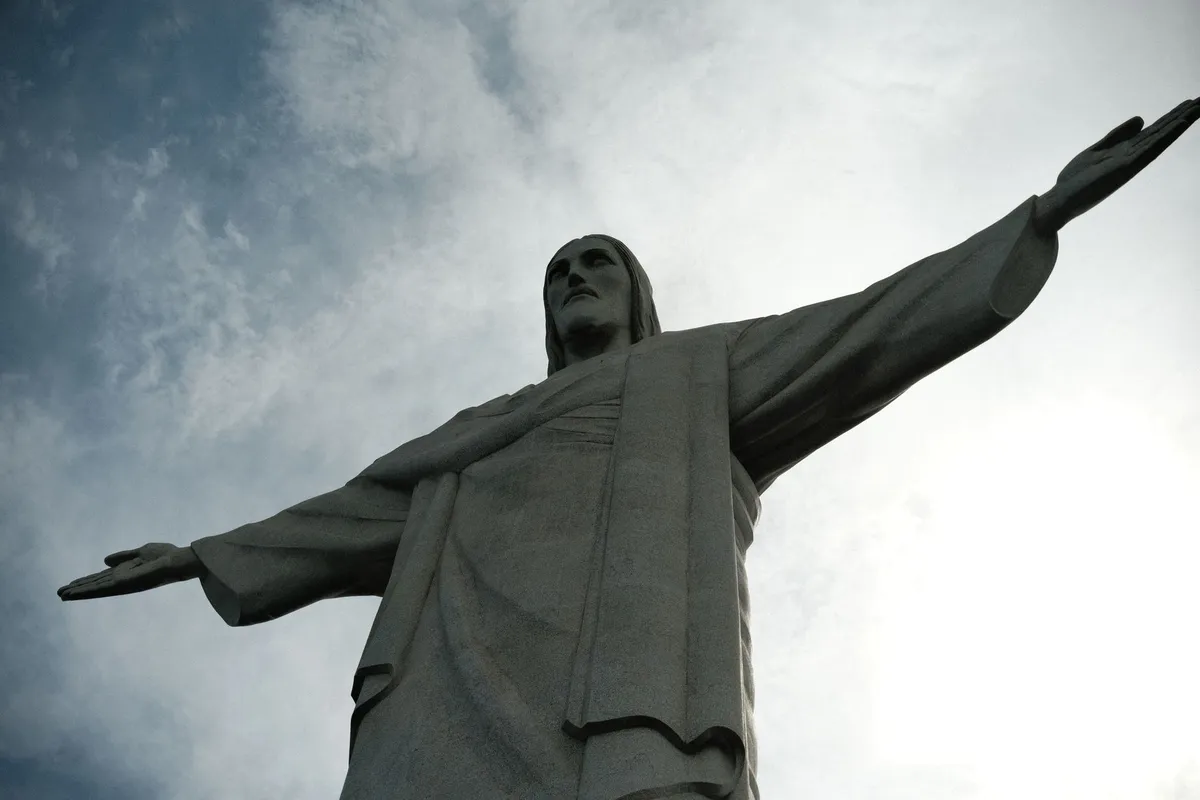 Cristo Redentor ao nascer do sol com nuvens no Rio de Janeiro