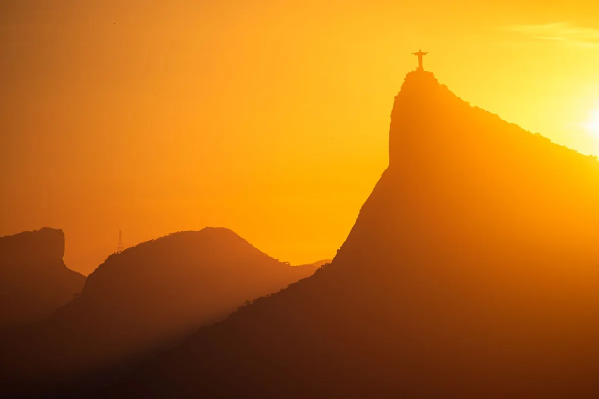 Cristo Redentor ao entardecer visto do Rio de Janeiro