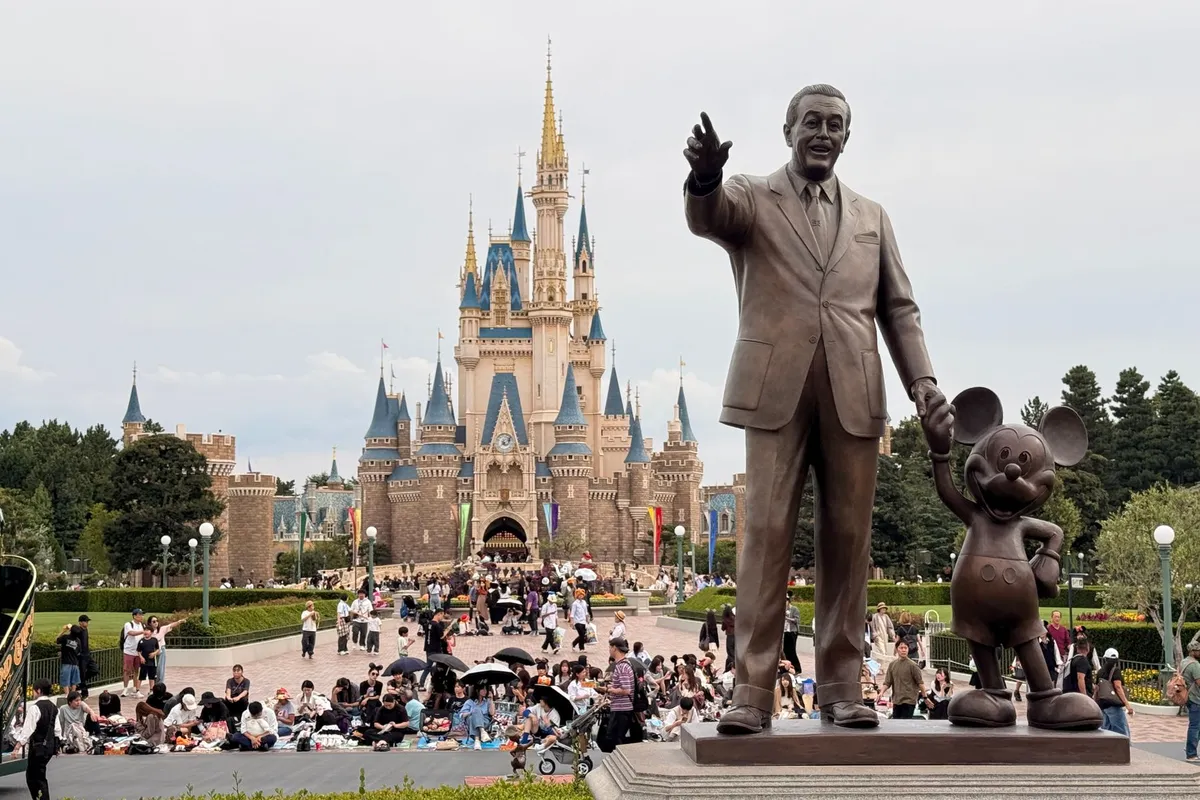 Castelo da Disneyland Tóquio ao fundo