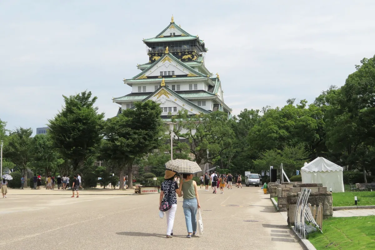 Turistas no parque do Castelo de Osaka em dia ensolarado