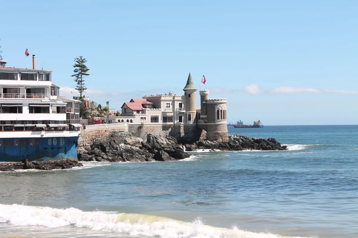 Castillo Wulff sobre a orla de Viña del Mar