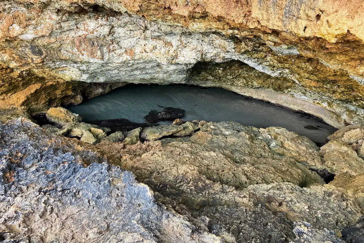 Gruta e mar em Aruba