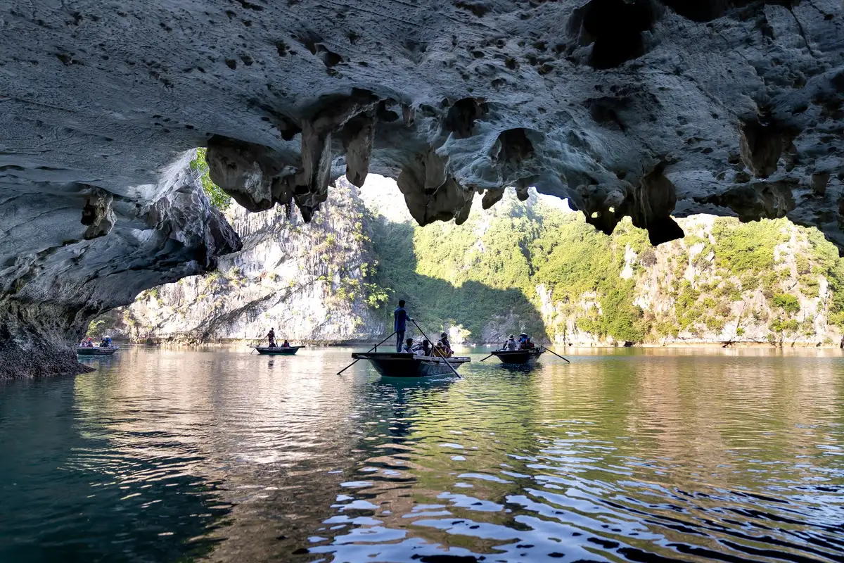 Barcos dentro de uma caverna na Baía de Ha Long, Vietnã