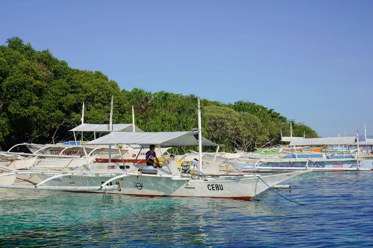 Barcos tradicionais em águas cristalinas de Cebu Filipinas