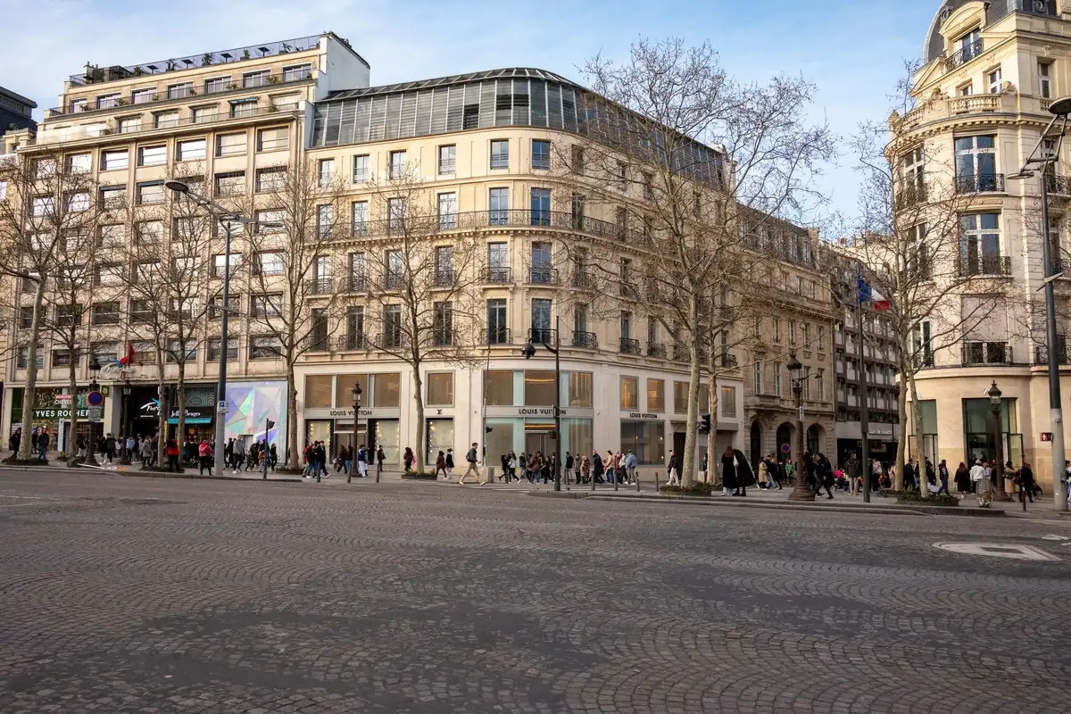 Edifícios e lojas na avenida Champs-Élysées em Paris