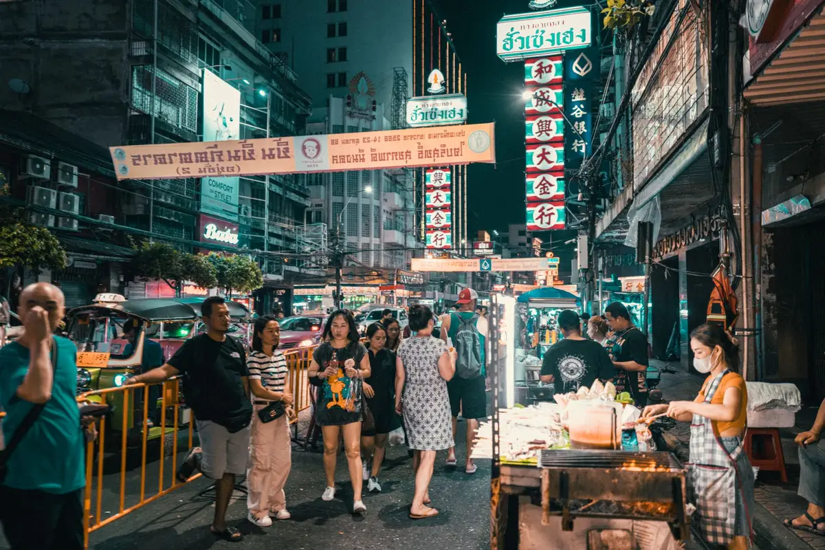 Mercado de rua movimentado em Chinatown, Bangkok