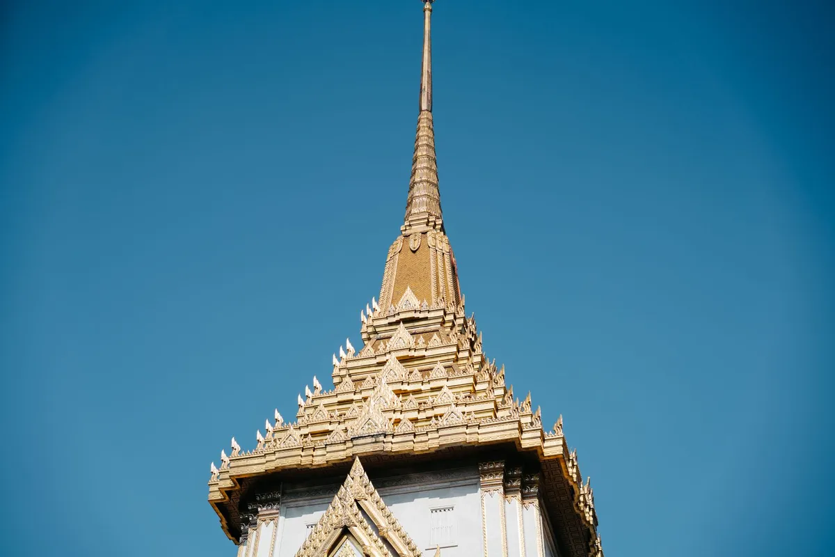 Telhado do templo Wat Traimit em Chinatown, Bangkok