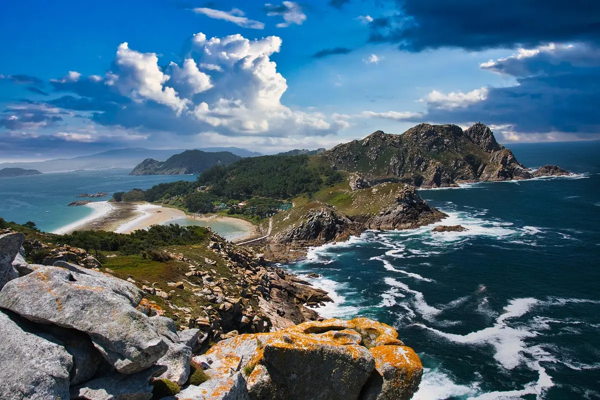 Praias e costa rochosa das Ilhas Cíes na Galícia