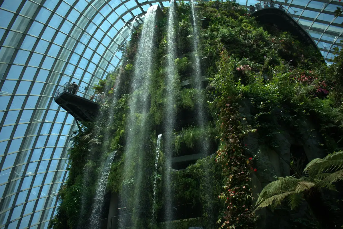 Cachoeira interna da Cloud Forest no Gardens by the Bay