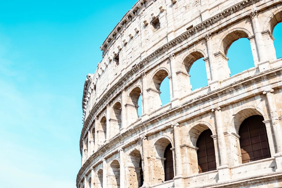 Coliseu de Roma visto de baixo em dia de céu azul
