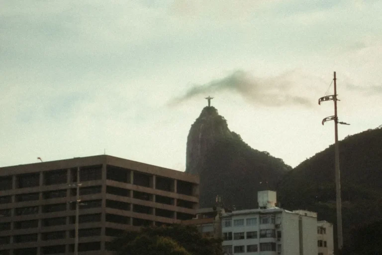 Como chegar ao Cristo Redentor: van, trem, trilha e Uber