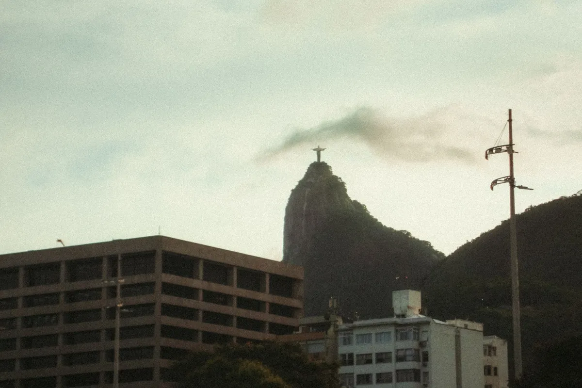Cristo Redentor com a vista do Rio de Janeiro ao fundo