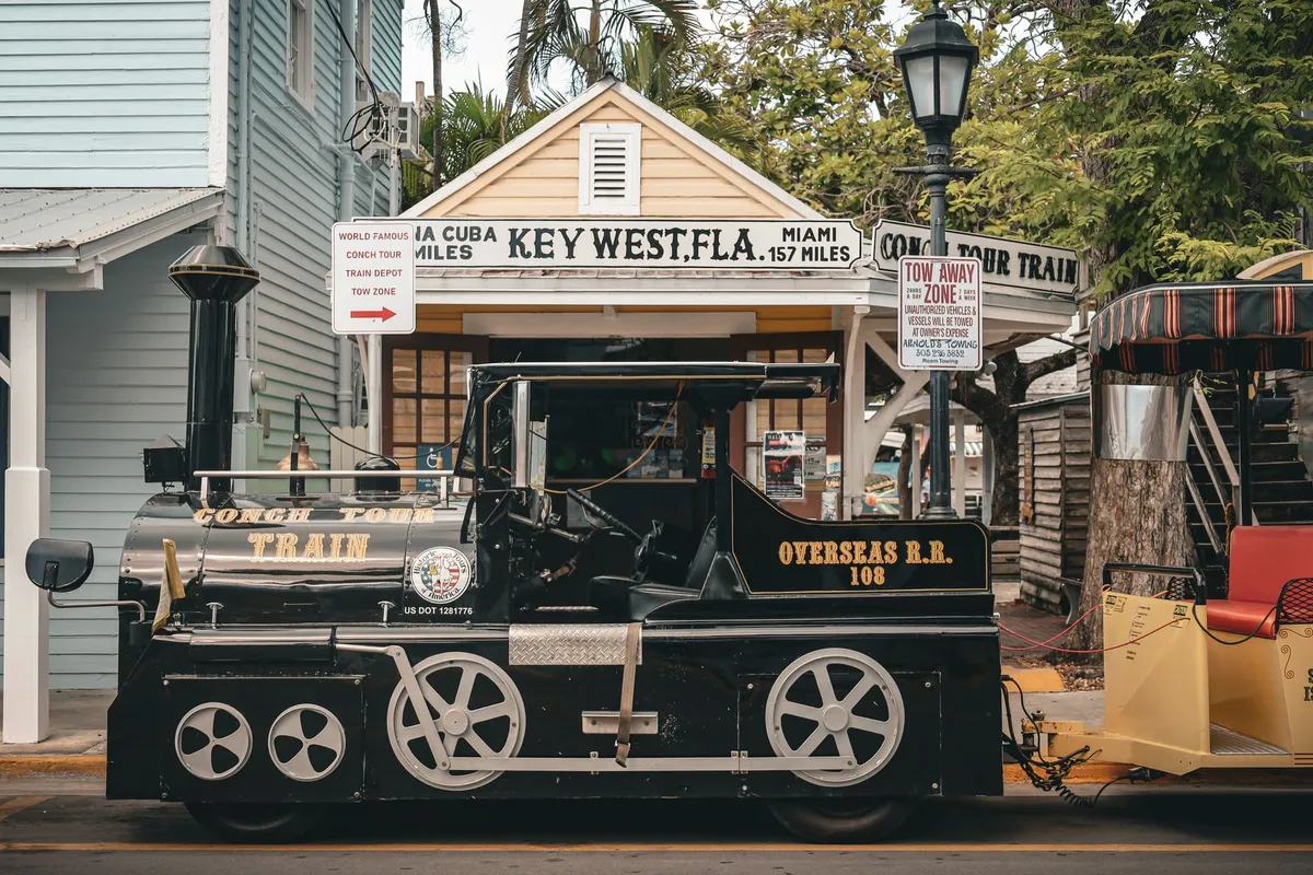 Trem turístico nas ruas de Key West