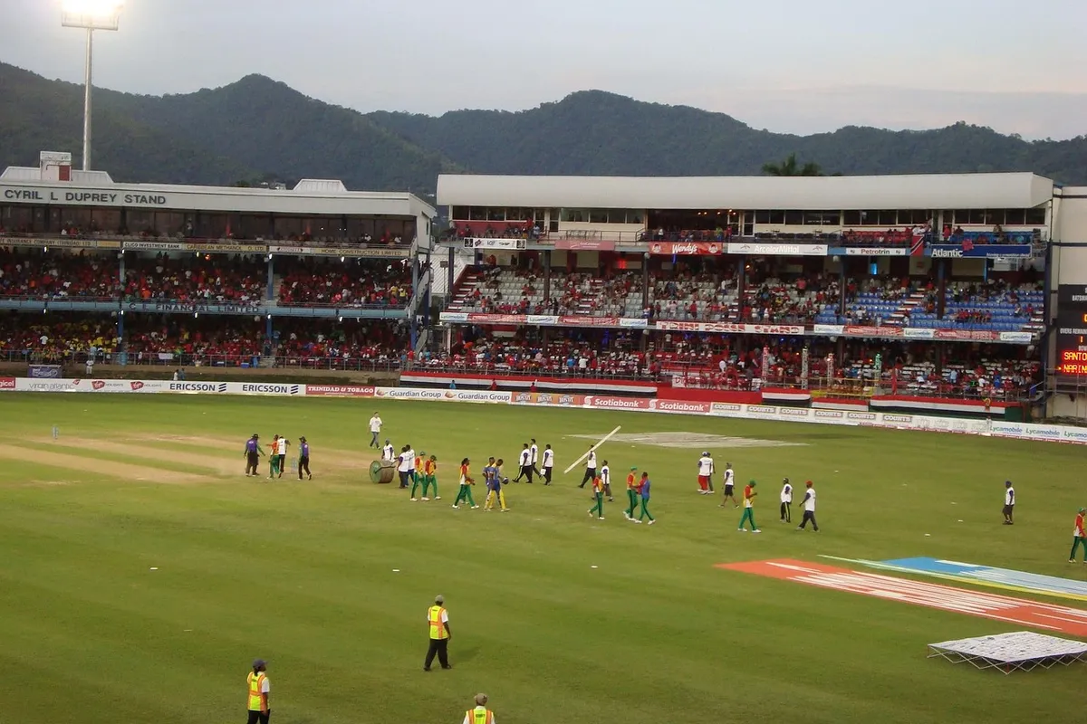 Campo em estádio preparado para evento esportivo
