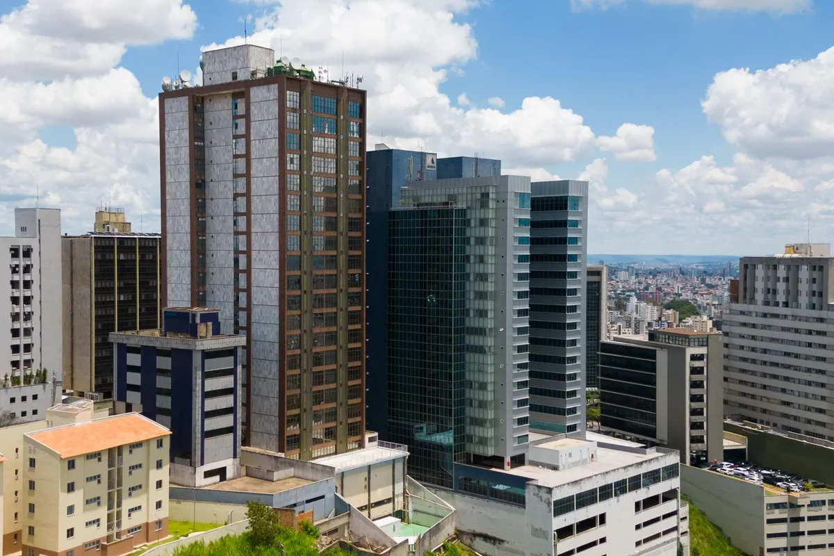 Skyline de prédios de Belo Horizonte em dia claro