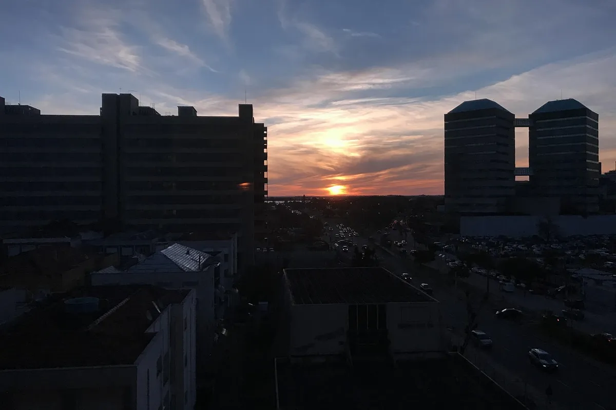 Pôr do sol em Porto Alegre com vista da cidade