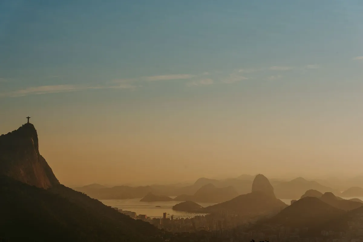 Vista panorâmica do Rio de Janeiro com o Cristo Redentor e a Baía de Guanabara