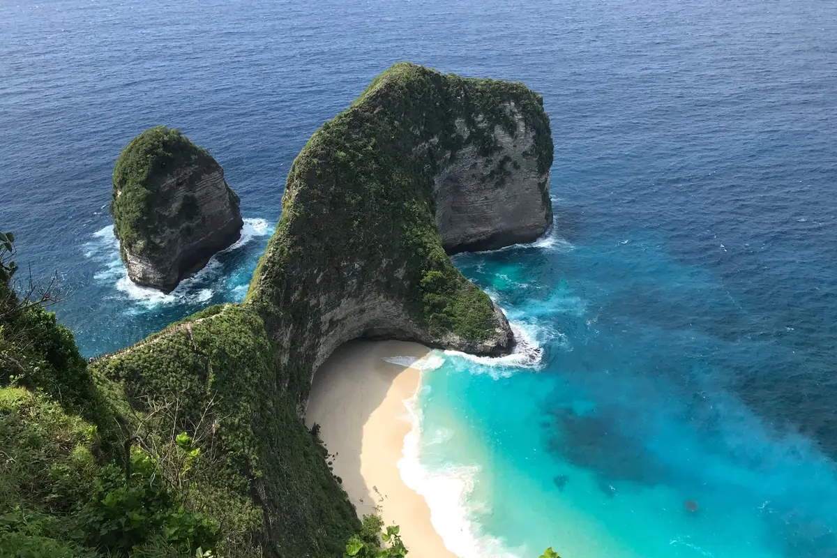 Crystal Bay em Nusa Penida, praia com águas cristalinas