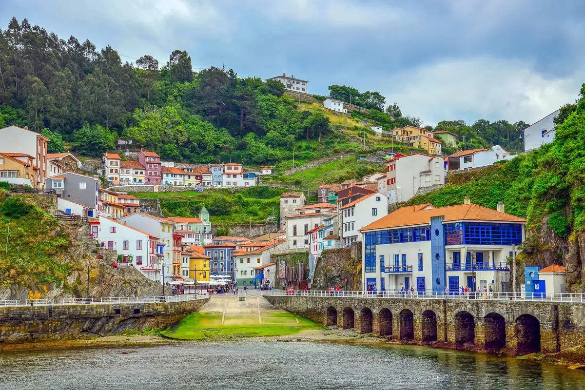 Casas coloridas de Cudillero, na costa das Astúrias