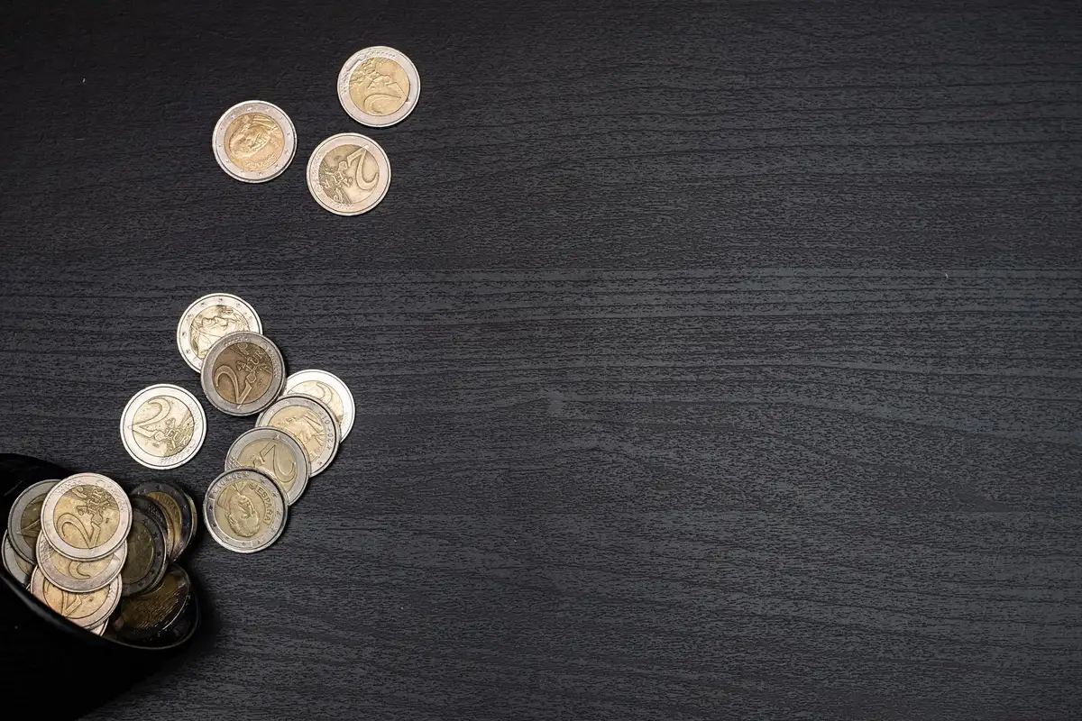 Moedas de euro derramadas representando o custo de uma viagem