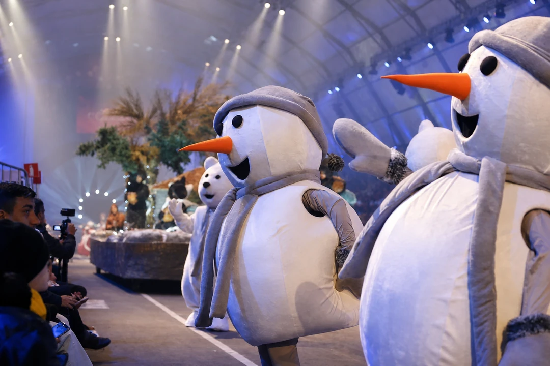 Personagens interagem com o público junto à pista no Grande Desfile de Natal