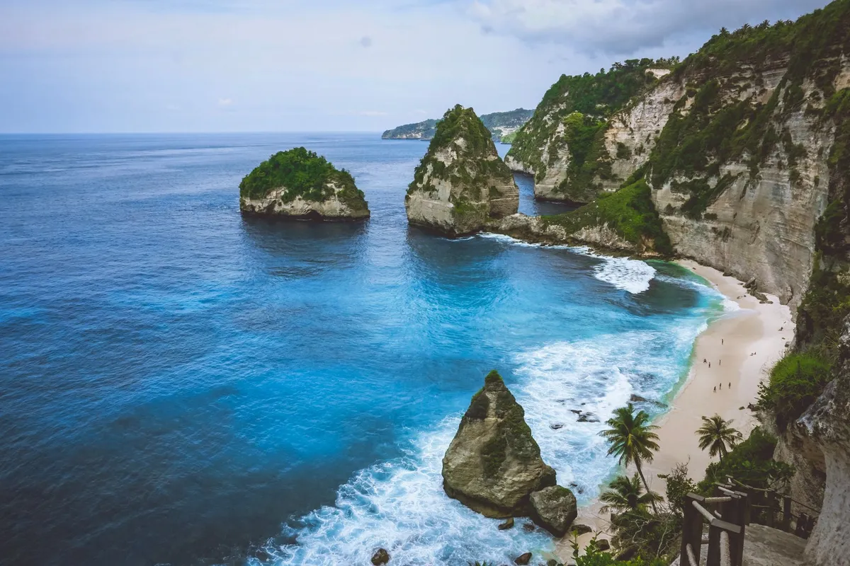 Diamond Beach em Nusa Penida com areia branca e falésias