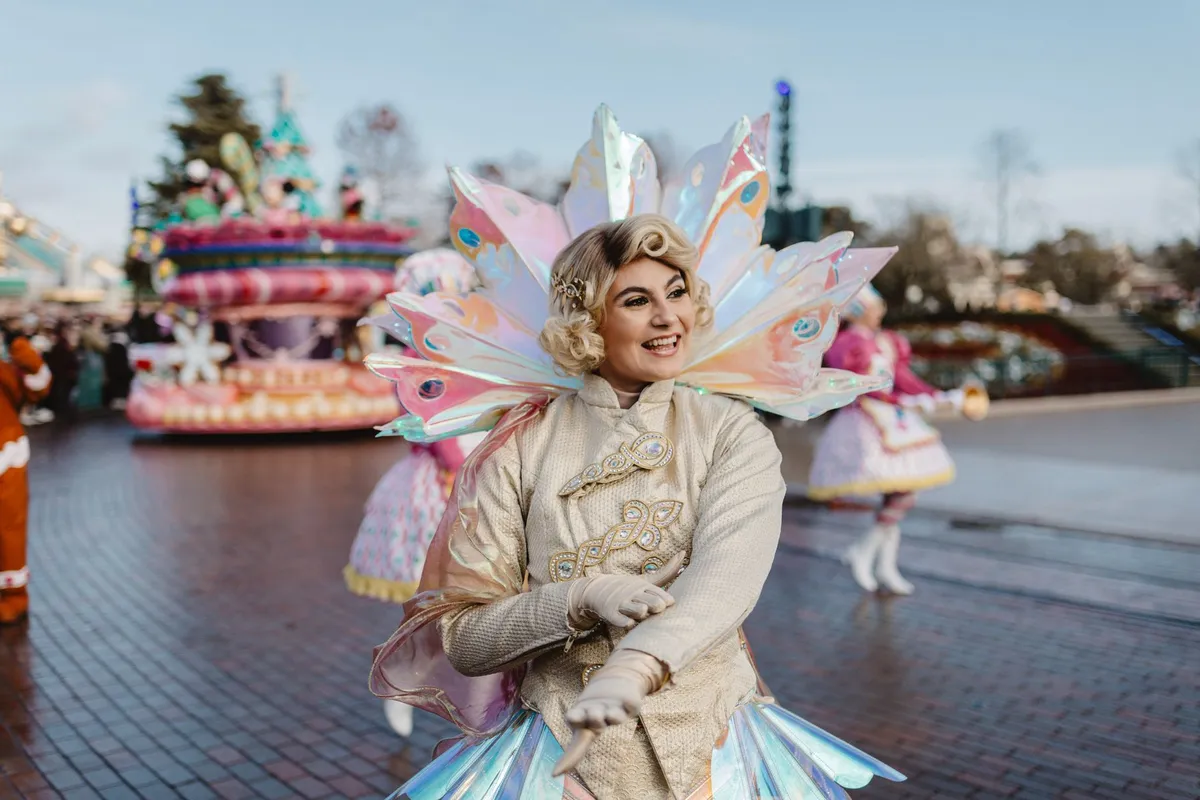 Parada colorida na Disneyland Paris