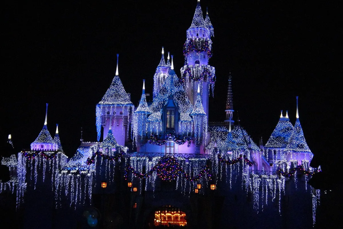 Castelo da Bela Adormecida iluminado à noite na Disneyland Califórnia