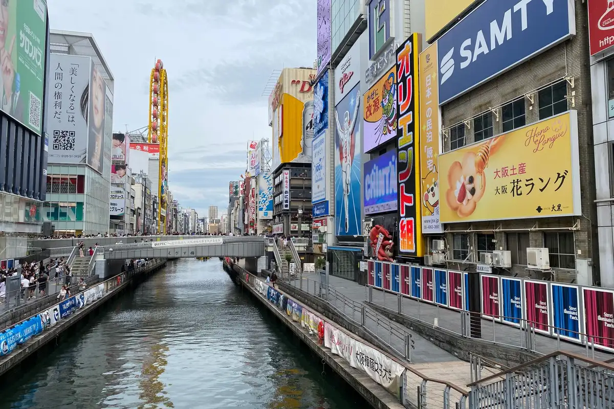 Canal de Dotonbori em Osaka com letreiros neon à noite